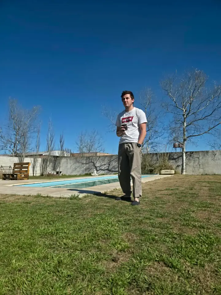 Agus, fundador de PronoAgro, en el campo
