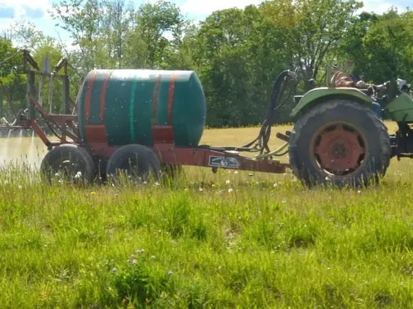 Pulverizadora terrestre aplicando en el lote